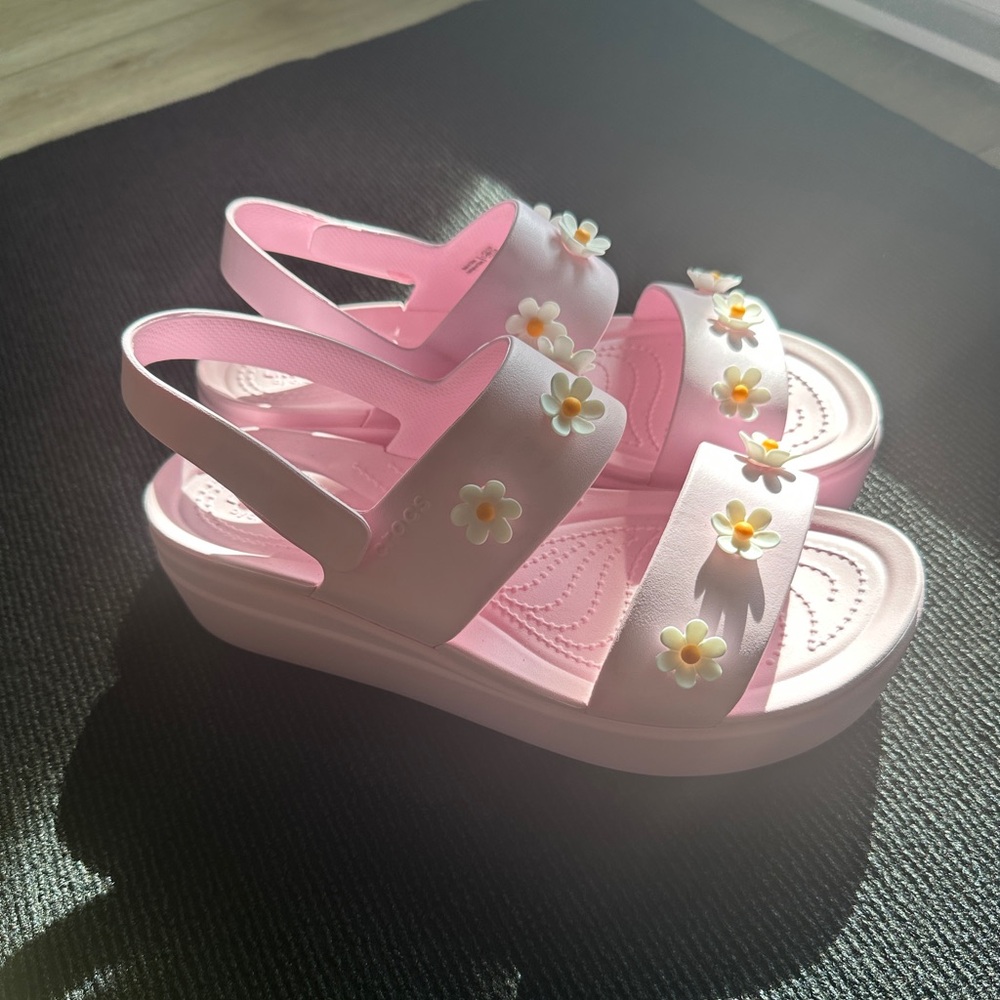 Crocs pink Brooklyn sandals with custom daisy jibbits